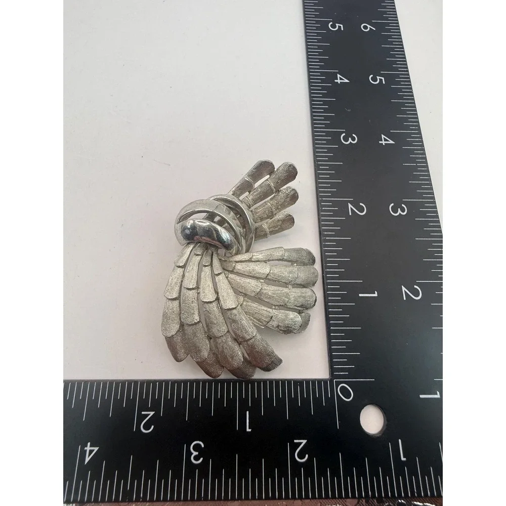 BSK Silver Tone‎ Feather Spray Brooch Vintage Textured Leaf Pin